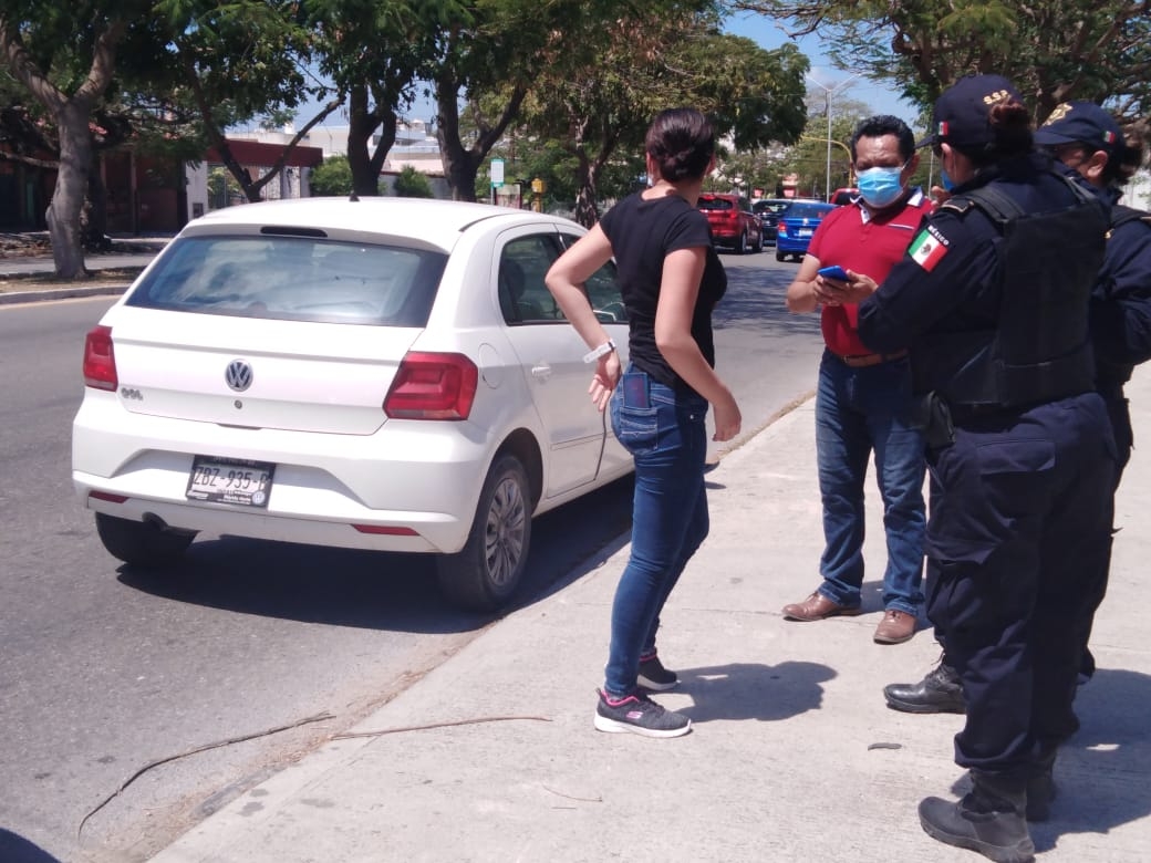 Entre lágrimas, la joven entregó el dinero que tenía en ese momento