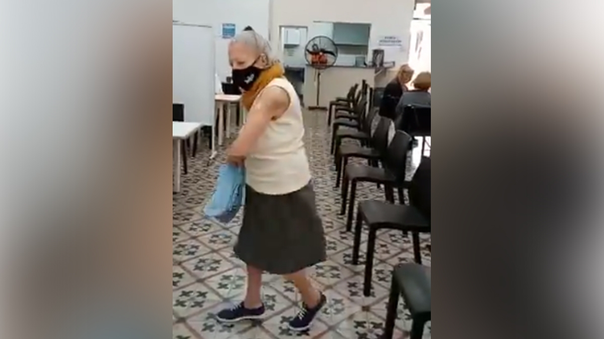 Abuelita baila de felicidad luego de ser vacunada contra COVID-19 en Argentina: VIDEO