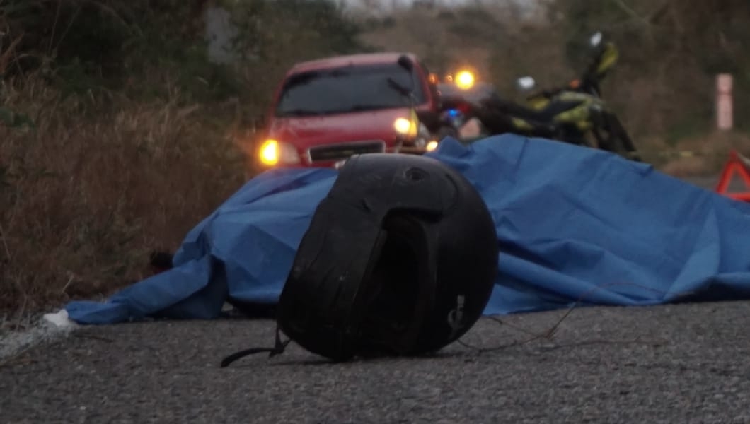 El hombre iba a exceso de velocidad y perdió el control de la unidad