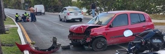 Coche se estrella contra motociclista en la Zona Hotelera de Cancún