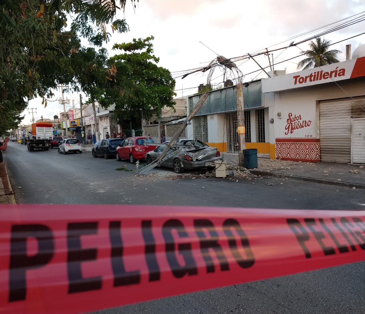 Conductor tira poste de luz y deja sin servicio eléctrico a la Región 91 de Cancún