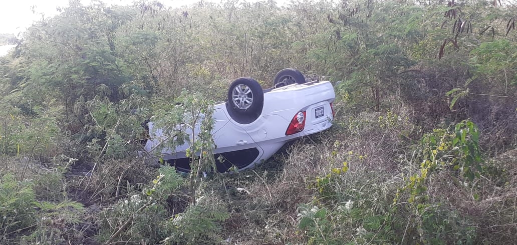 Registran dos volcaduras en la carretera Umán-Samahil