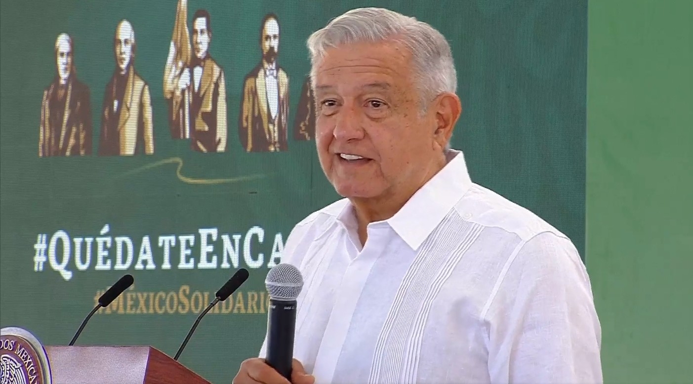 'Salí Rayado': AMLO recoge una moneda de 10 pesos que se le cayó de las manos en Champotón