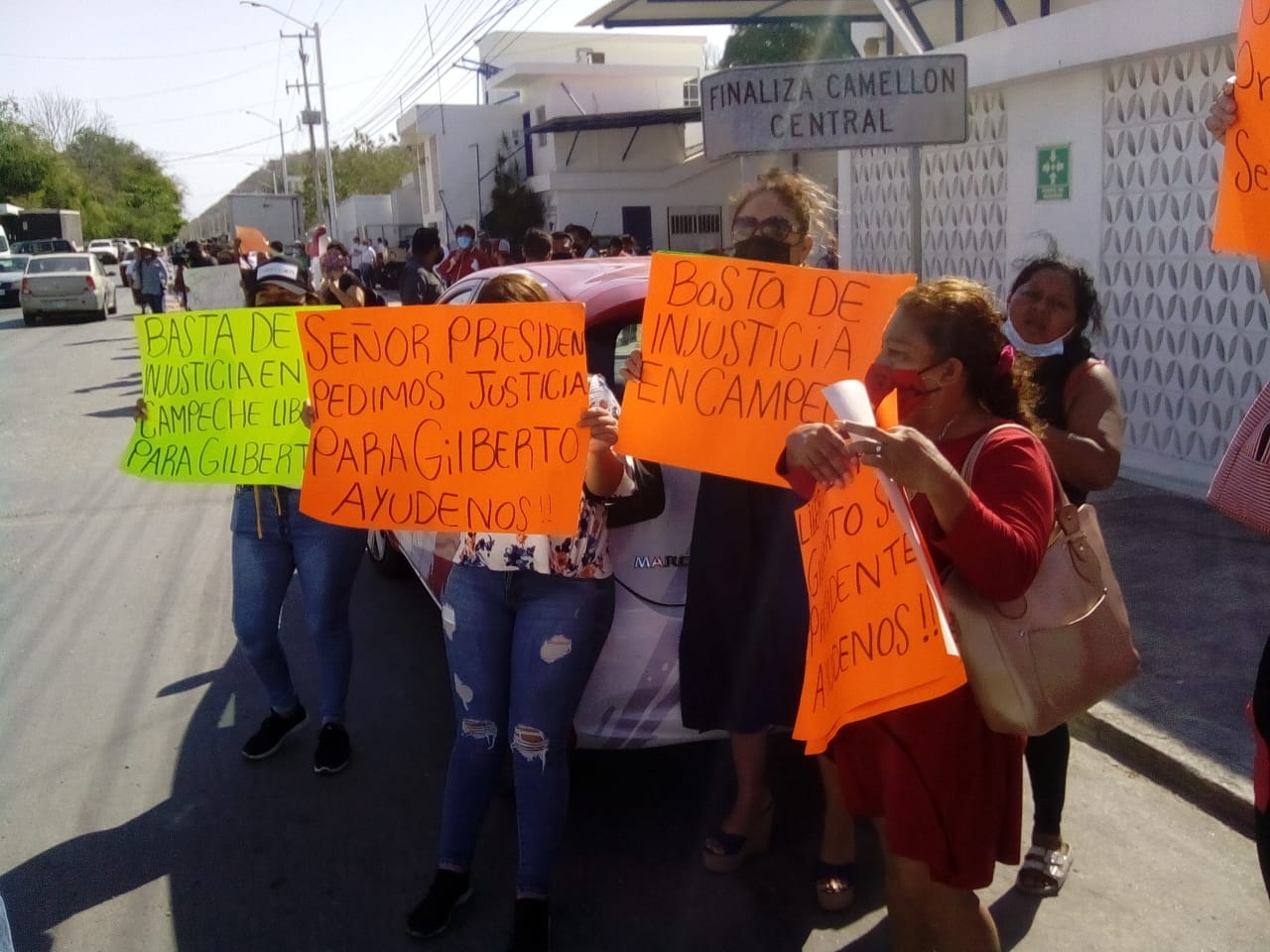 Asimismo, se encontraba en el lugar la secretaria nacional de trabajadores de la educación que pidió apoyos para los maestros