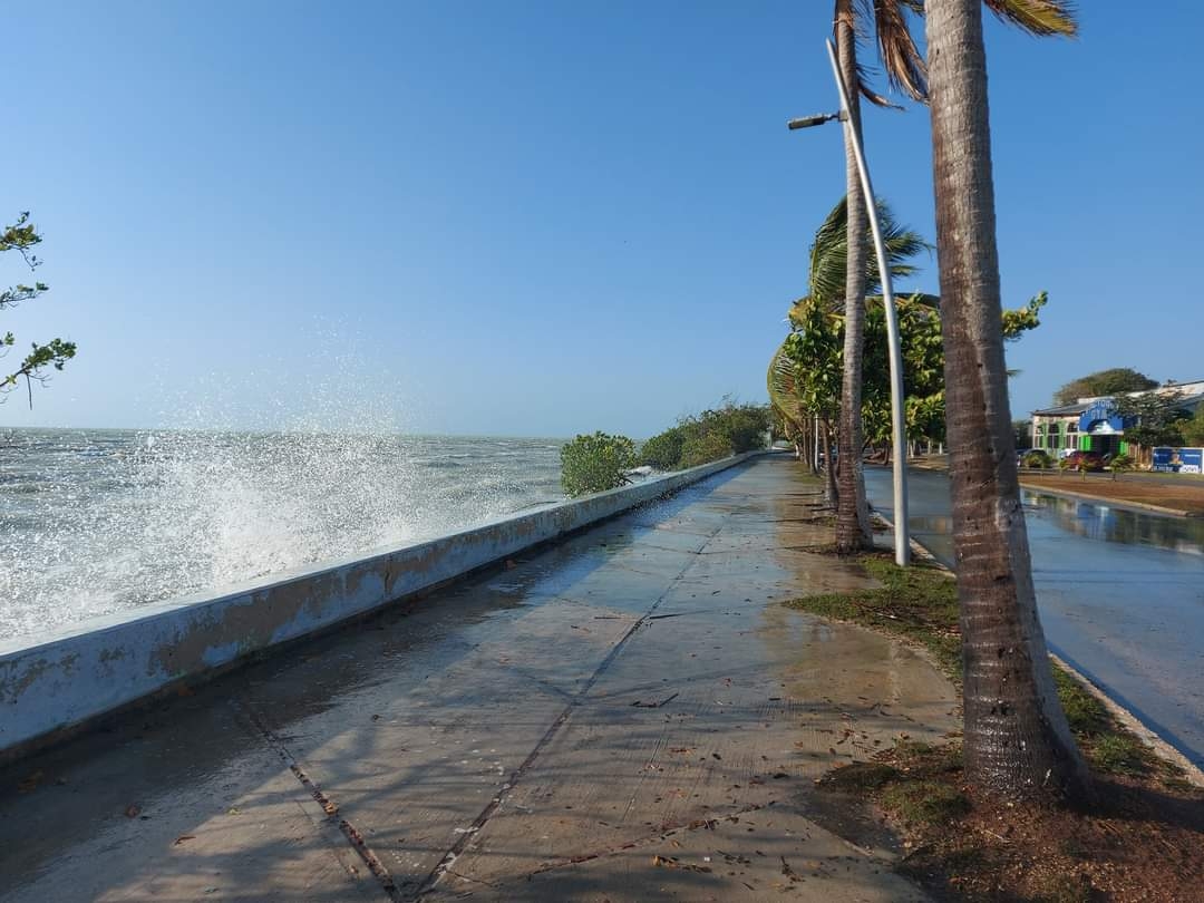 El oleaje ha provocado que el agua de la bahía se salga