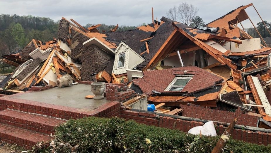 Se registra al menos cinco muertos por un tornado