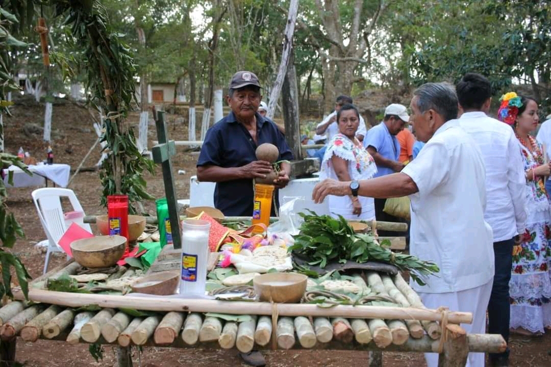 Realizan ritual maya 'K'ub Saakab' para honrar a los dioses en Valladolid