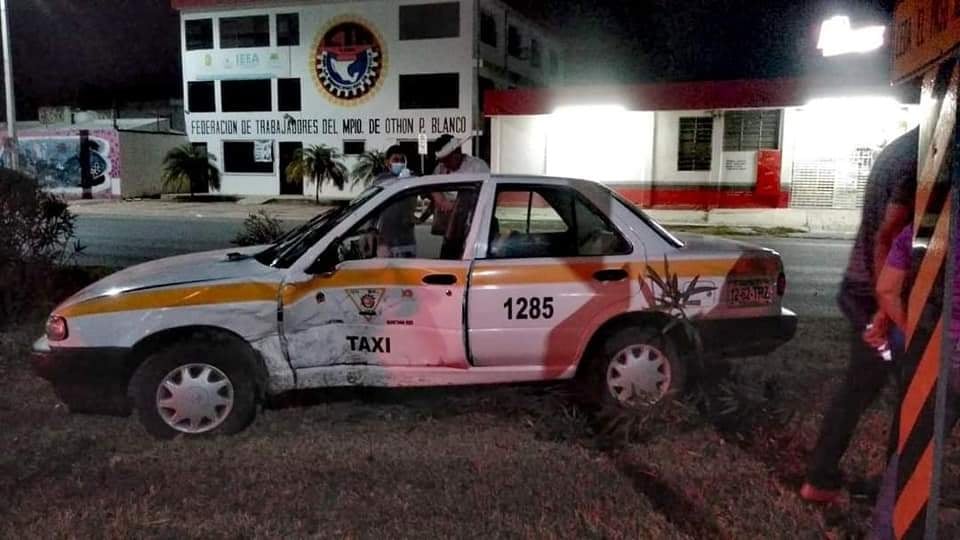 Camioneta se estrella contra un taxi en calles de Chetumal