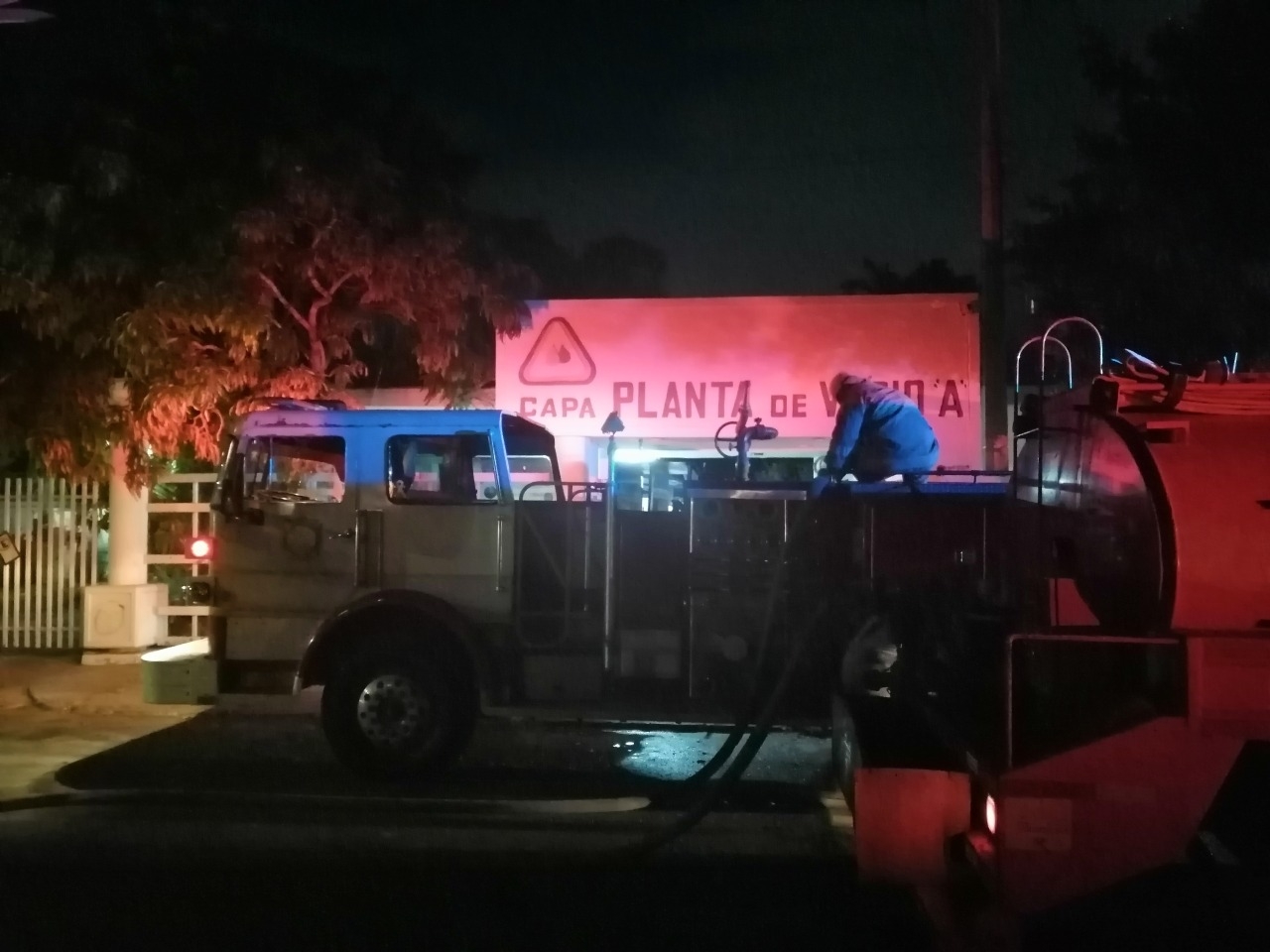 Se incendia vehículo frente a taller mecánico en Chetumal