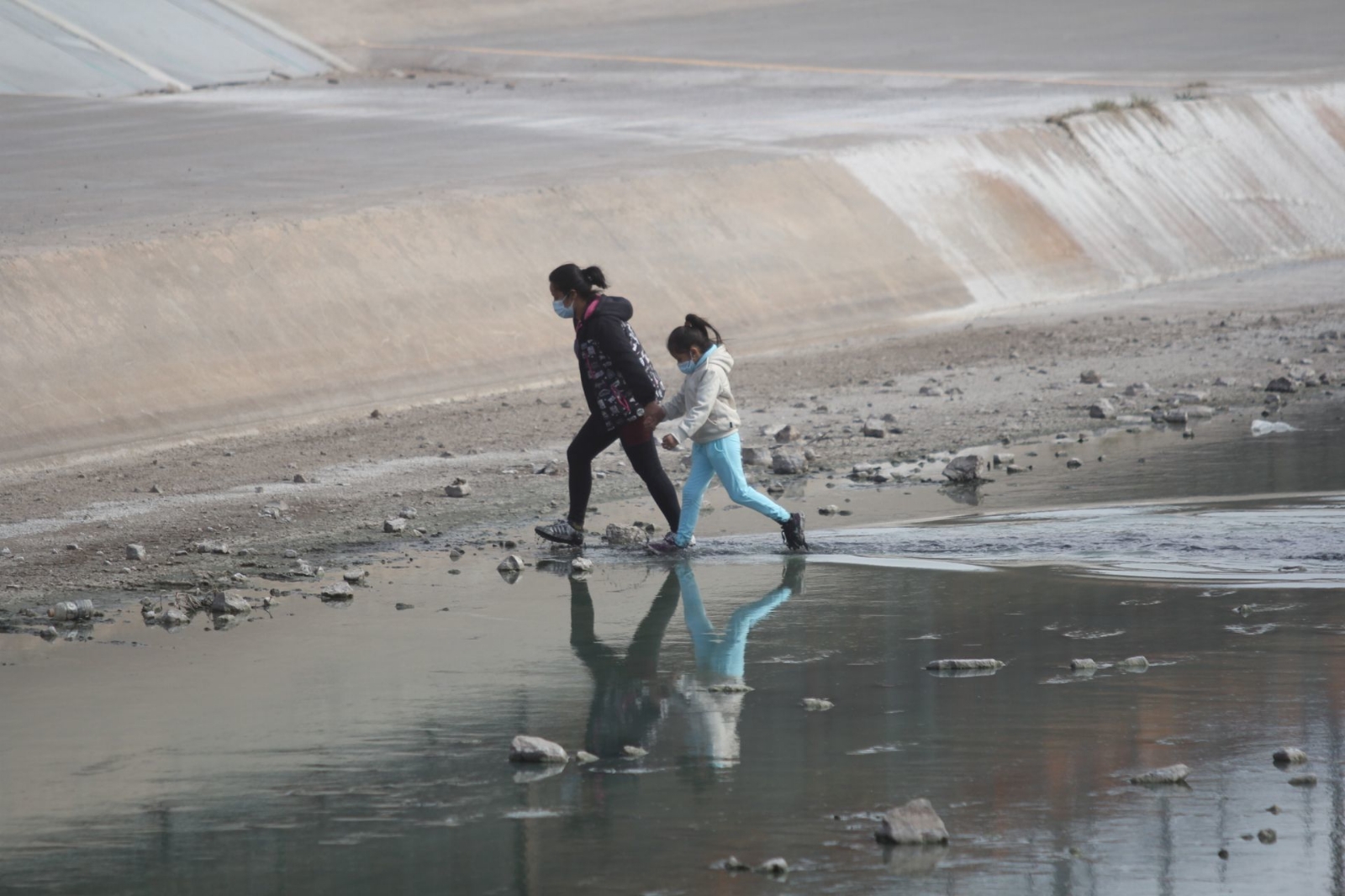 Migrantes cruzando el Río Bravo