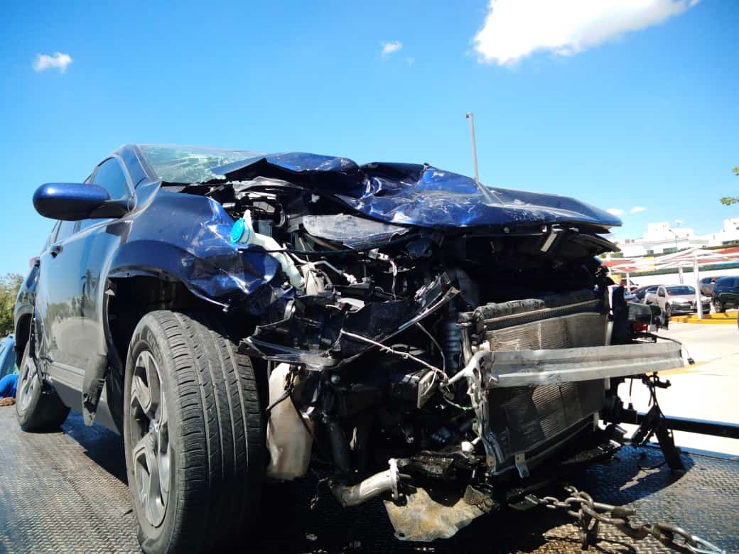 Se pasa un alto y destroza su camioneta en Mérida