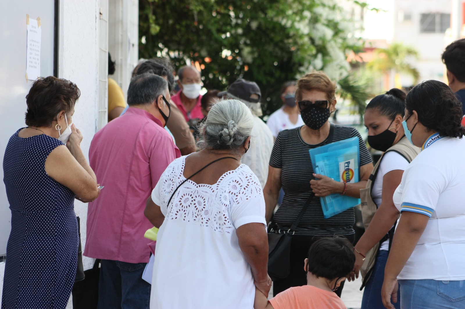 Los abuelitos hicieron fila para inscribirse