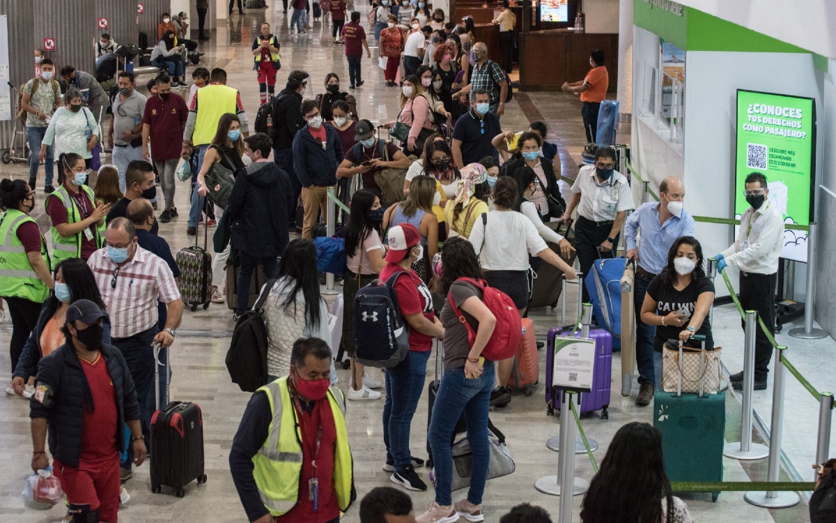 Miles de personas abarrotan los pasillos del AICM