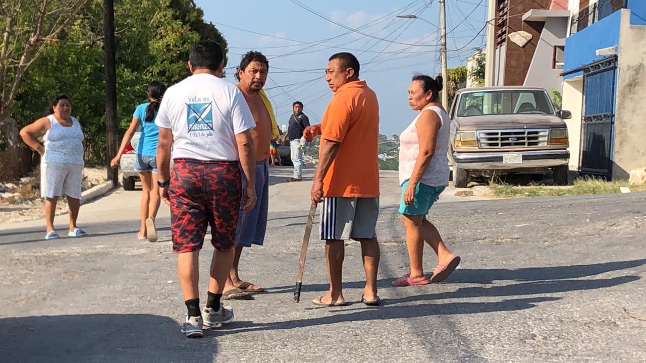 El violento personaje desde el techo de su casa juró tomar venganza, mientras que los moradores del barrio respondían que tomarían cartas en el asunto