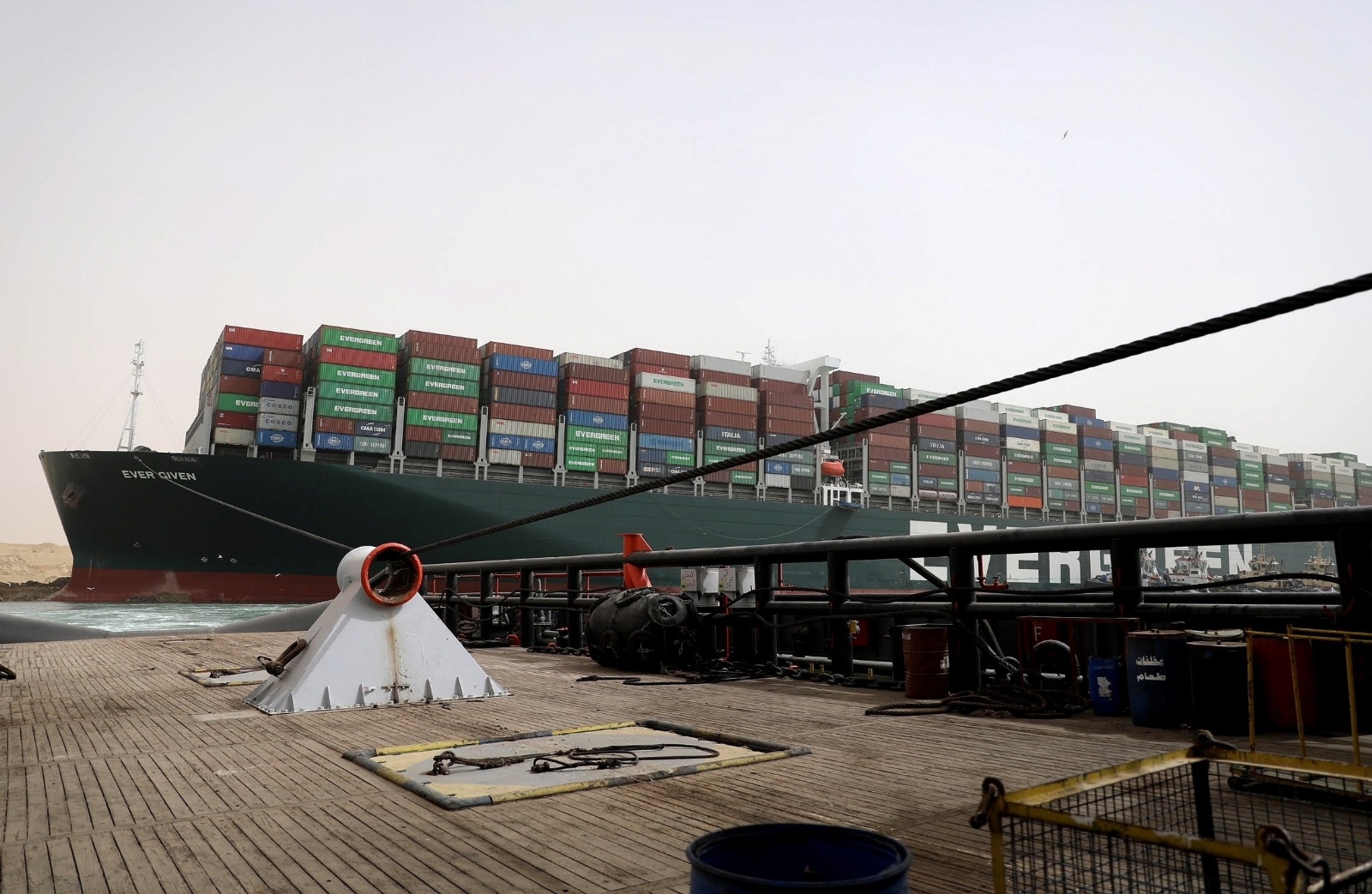 Se esperaba que la luna llena y la marea alta ayudaran a desencallar el barco del Canal de Suez, donde 300 barcos siguen atrapados