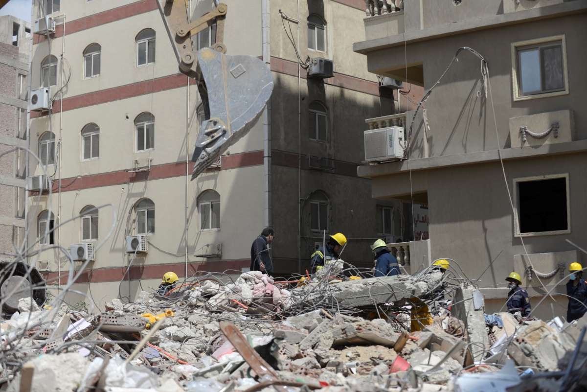 Derrumbe de un edificio deja al menos 25 muertos en Egipto