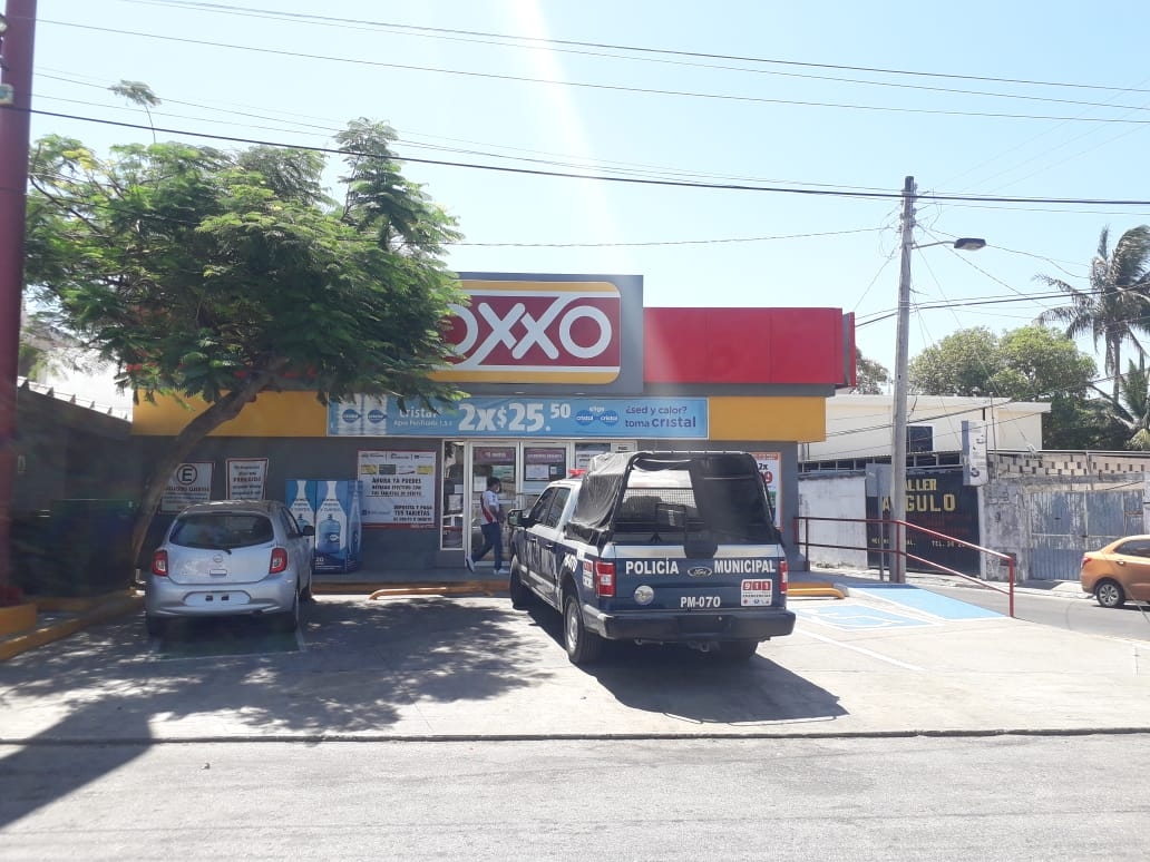 Encapuchados roban un Oxxo en Ciudad del Carmen