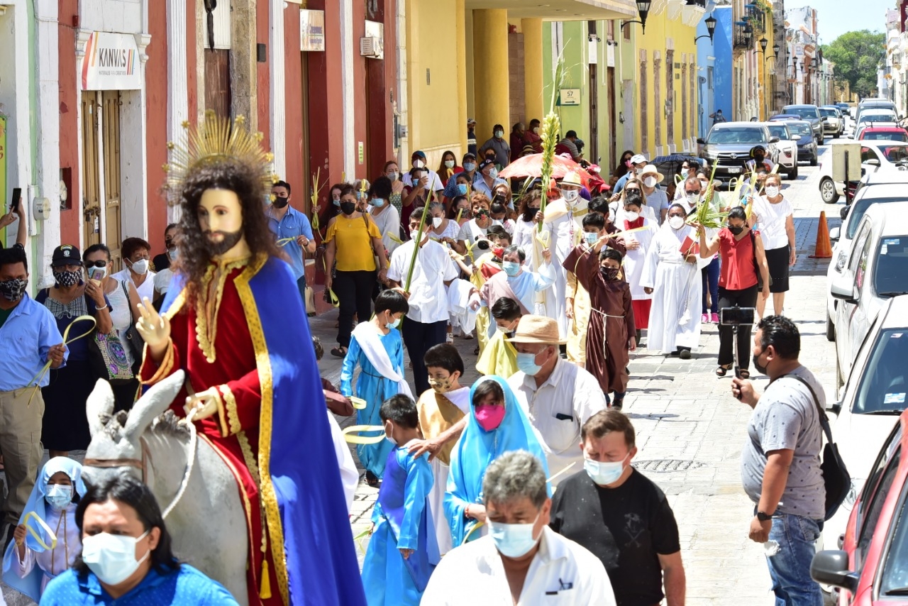 Al menos 200 personas participan en procesión de Domingo de Ramos en Campeche