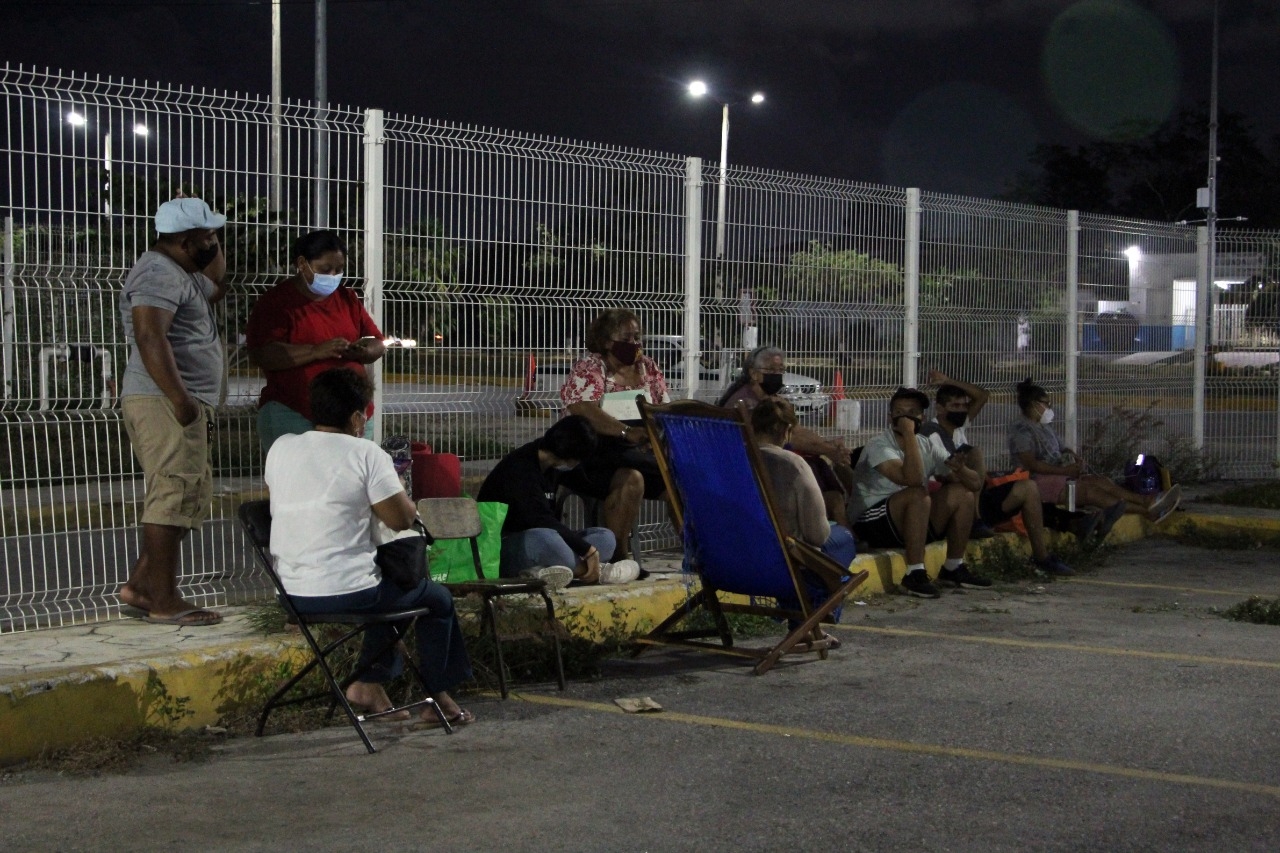 Adultos mayores hacen fila para alcanzar vacuna contra COVID-19