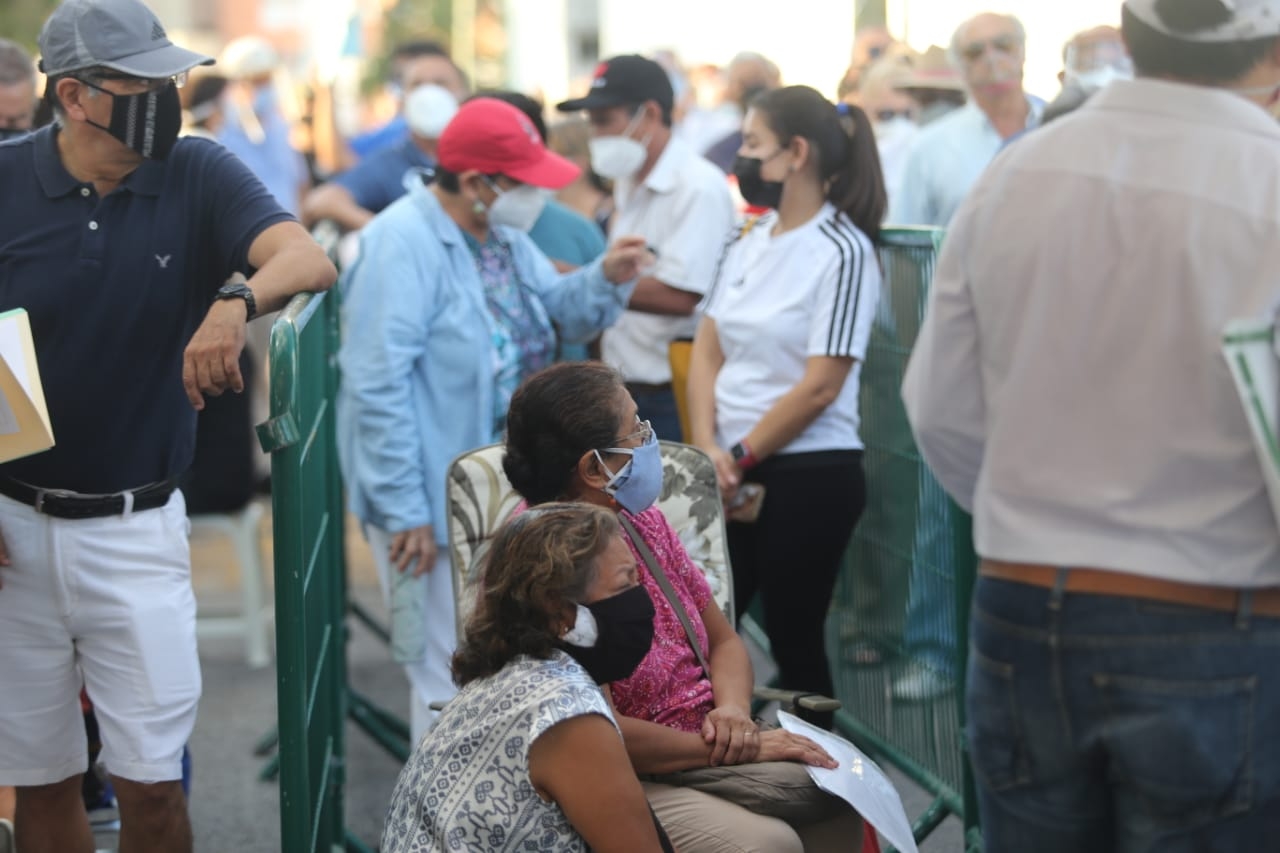 Los adultos mayores esperan ser vacunados