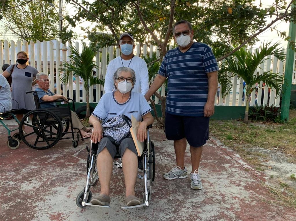 La abuelita indicó estar contenta con la vacuna