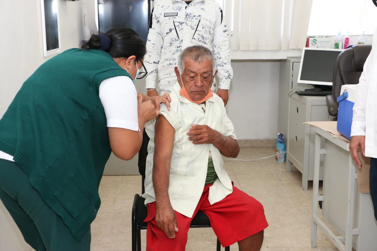 Adultos mayores reciben vacuna contra COVID-19 en Tekit y Temax
