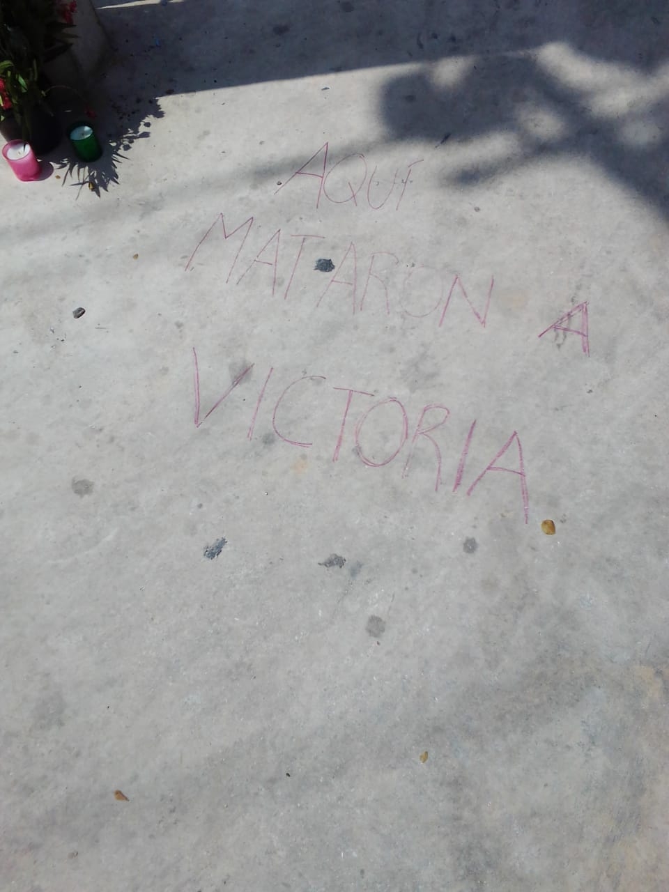 "Aquí murió Victoria", es lo que se lee junto a una pequeña ofrenda floral