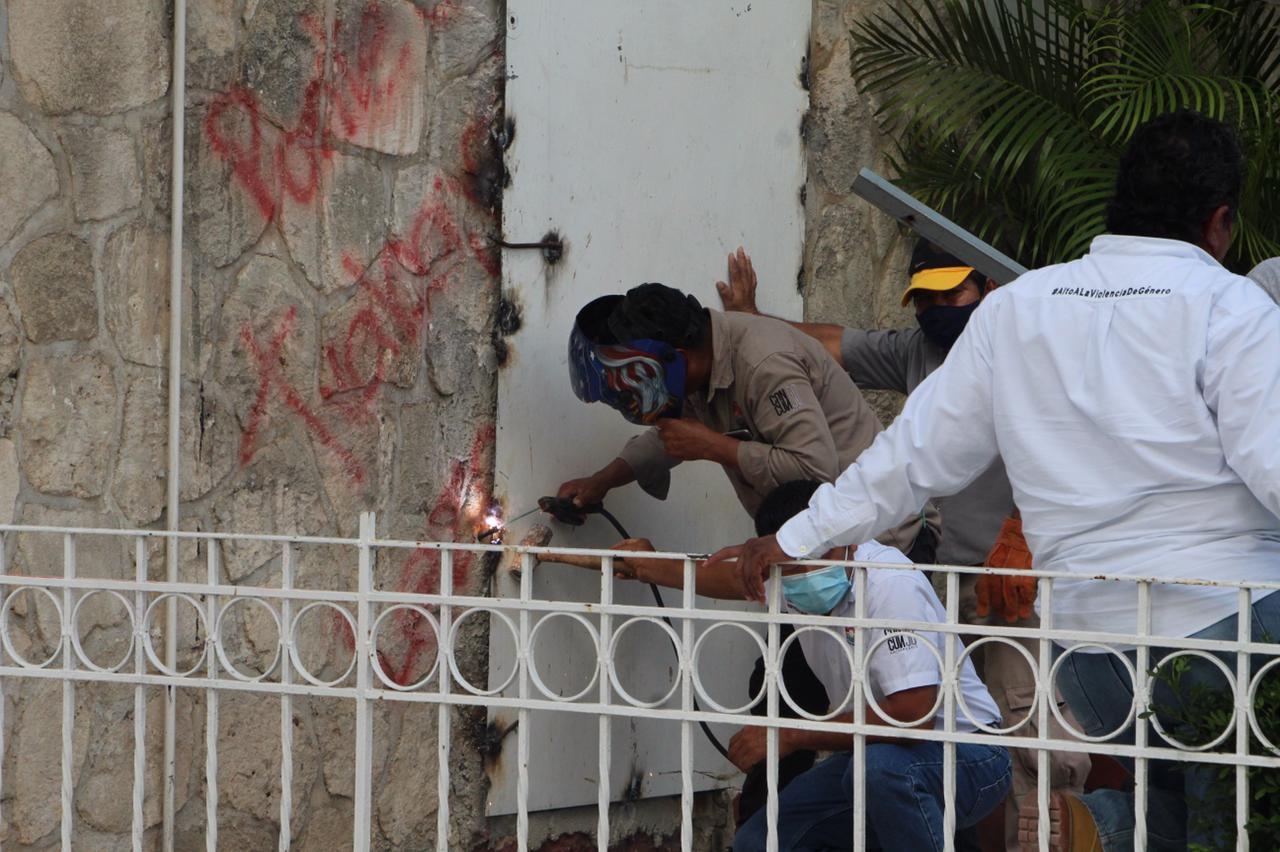 Blindan instalaciones del Ayuntamiento en Cancún previo a marcha feminista