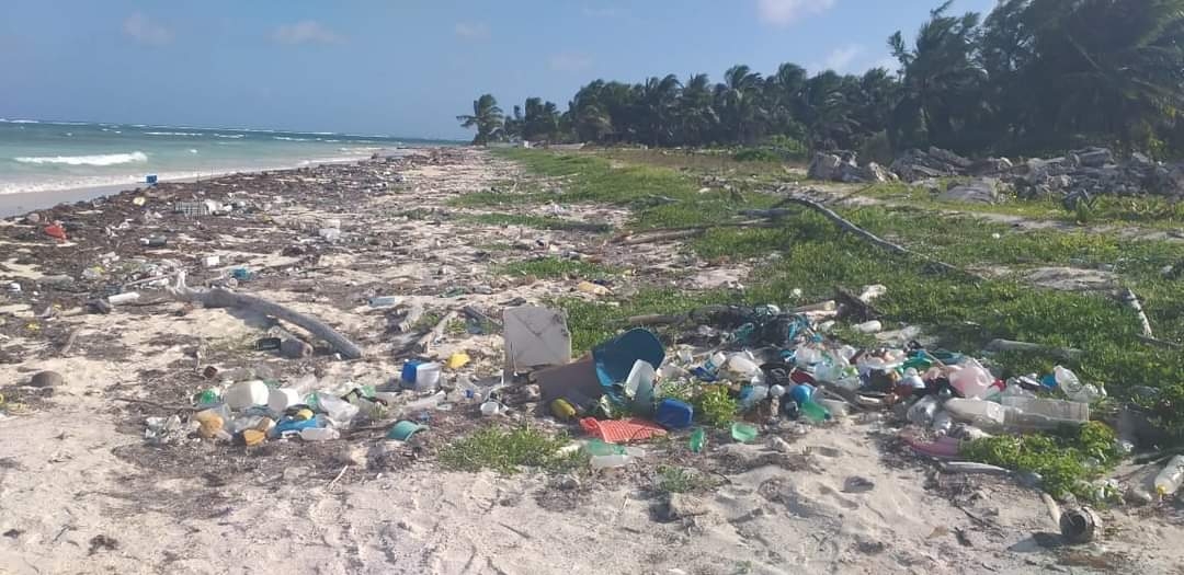 La basura sobre la playa ya es mucha