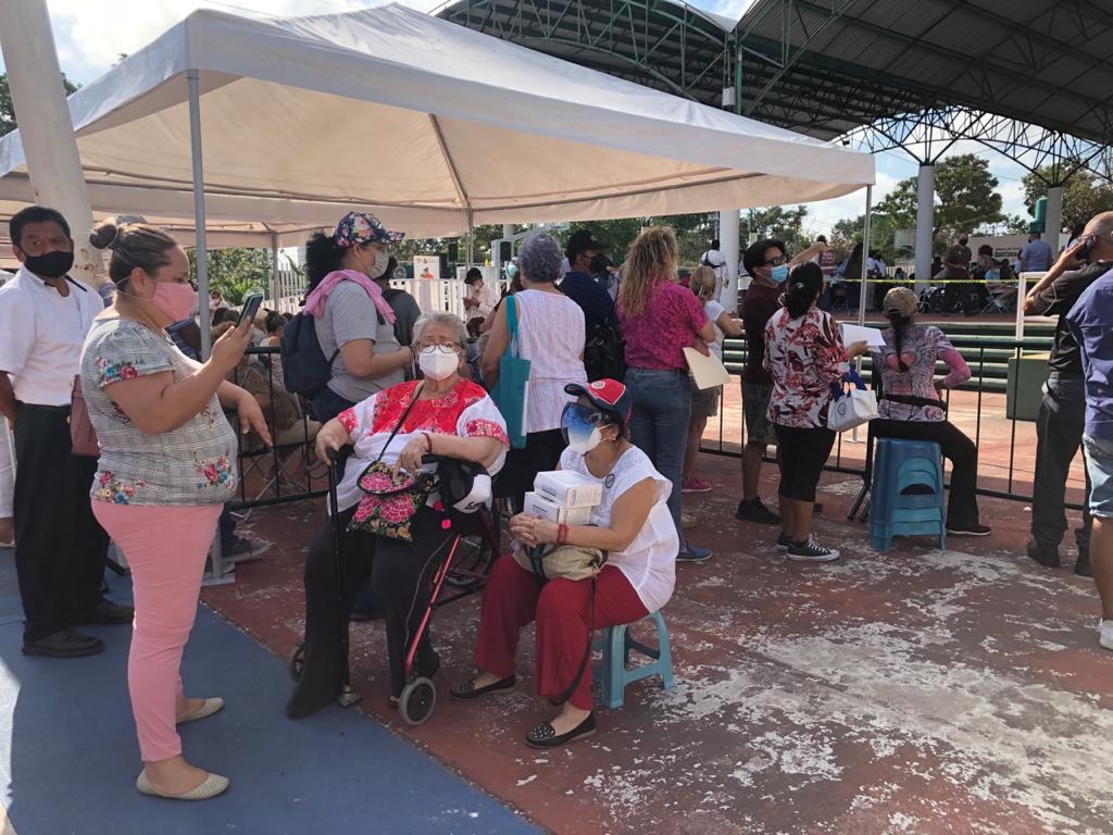 Abuelitos acuden al Jacinto Canek de Cancún en el segundo día de vacunación: VIDEO