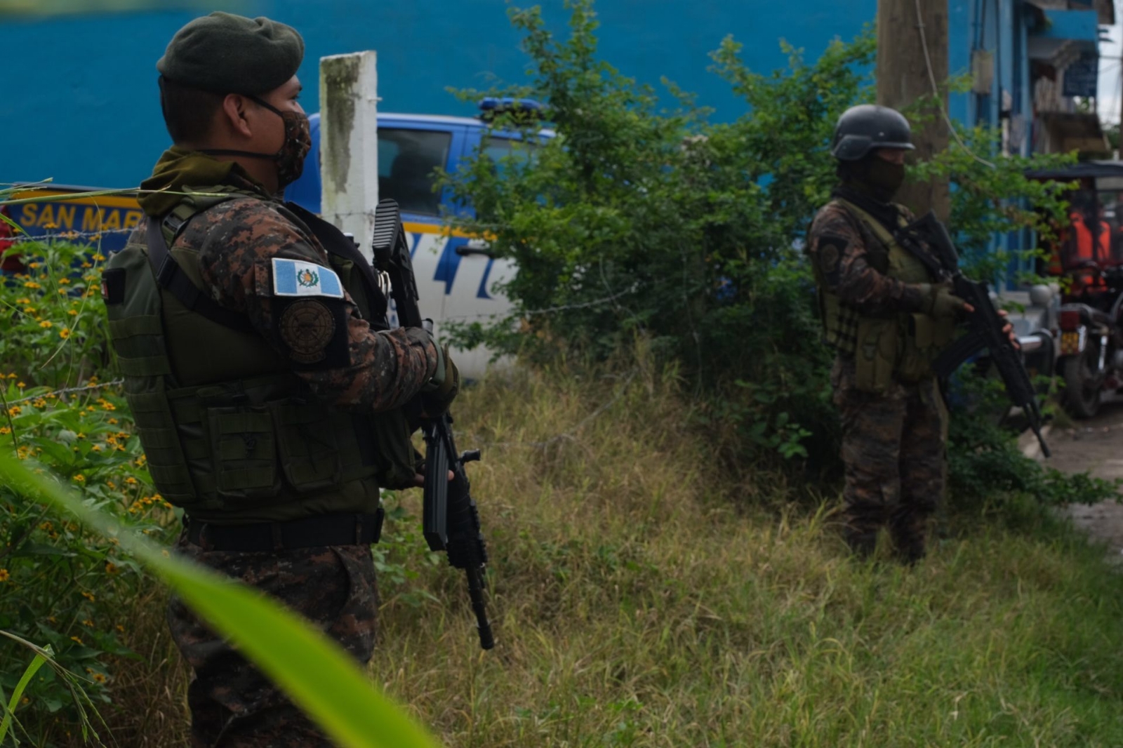 Soldados guatemaltecos armados resguardan la frontera con México