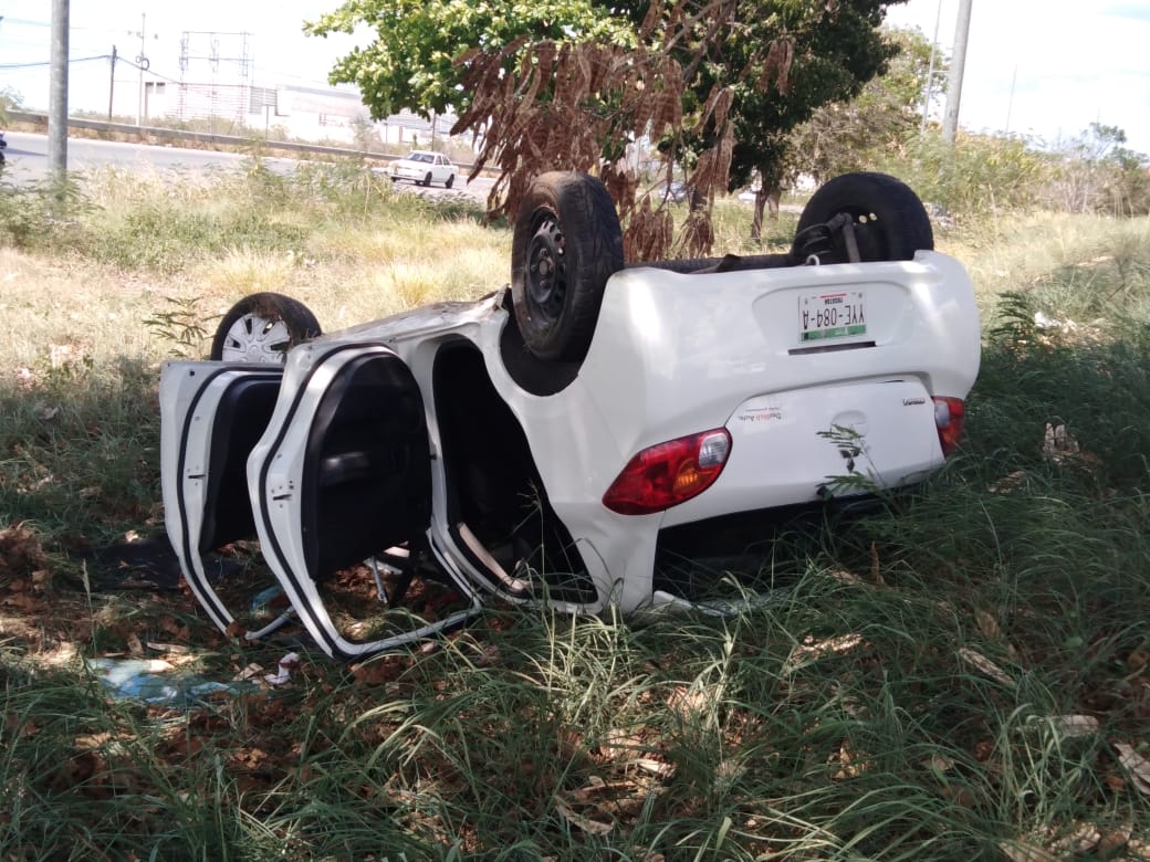 Madre e hija sufren aparatoso accidente en el Anillo Periférico de Mérida