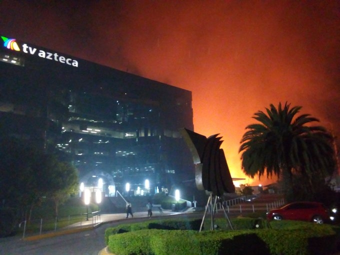 Los bomberos continúan luchando contra el fuego