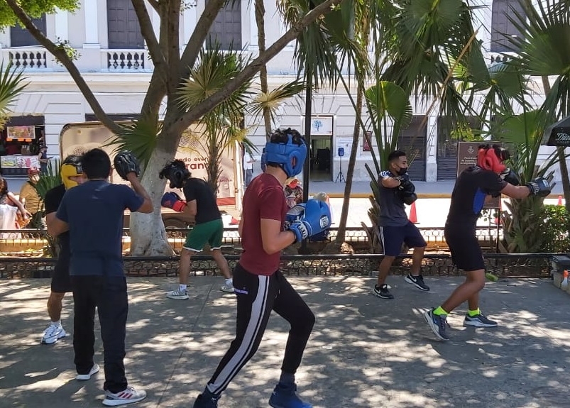 Ante las miradas de las personas en la Plaza Grande, dieron una demostración de este deporte con el fin de poder competir en Oaxtepec del 18 al 24 de abril