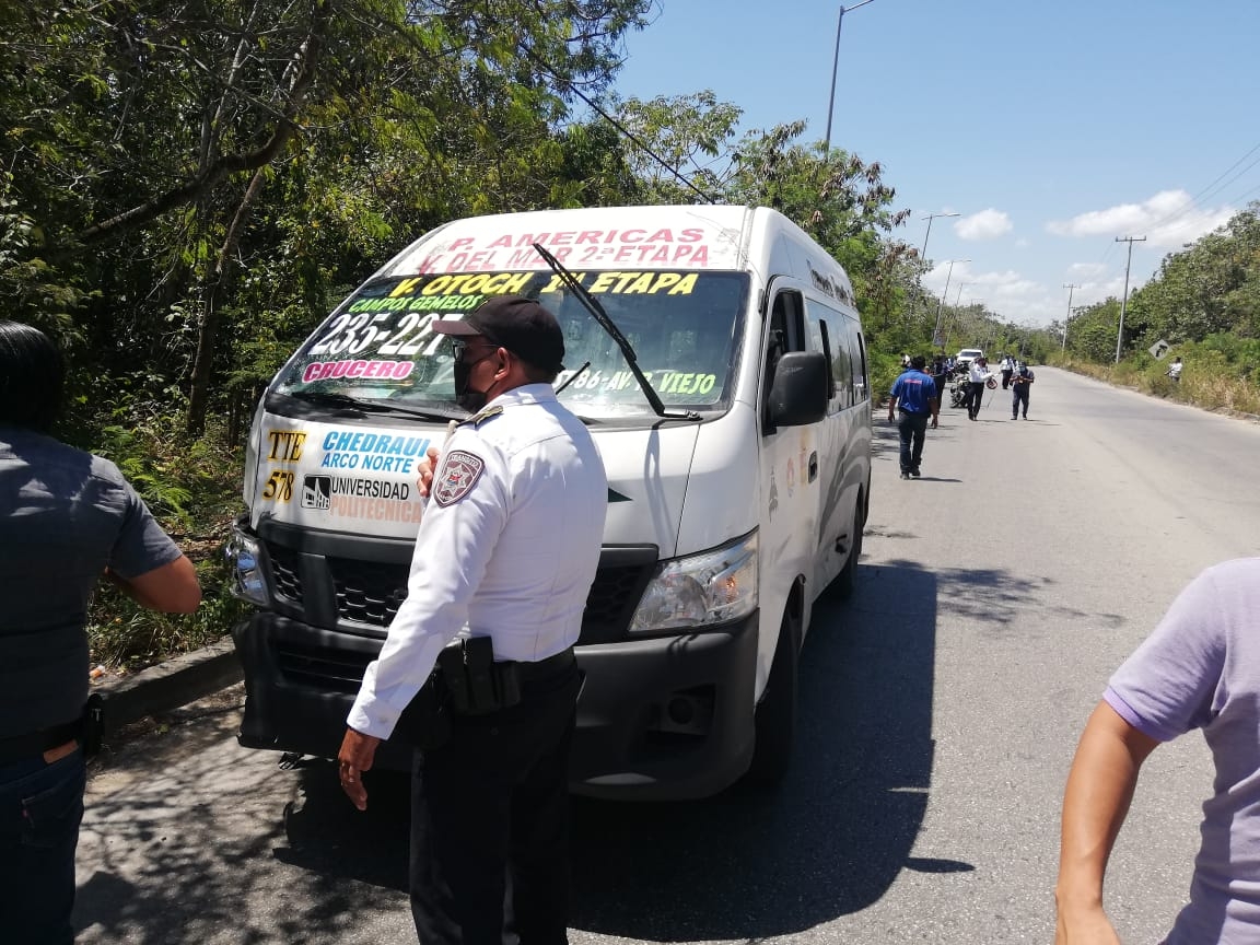 Conductor de combi mata a un hombre en el Arco Vial de Cancún: VIDEO