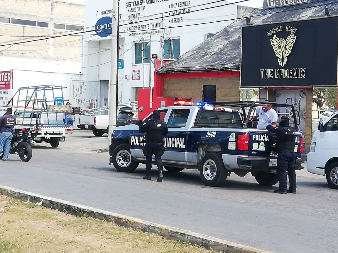 Camioneta atropella a dos policías preventivos en Cancún