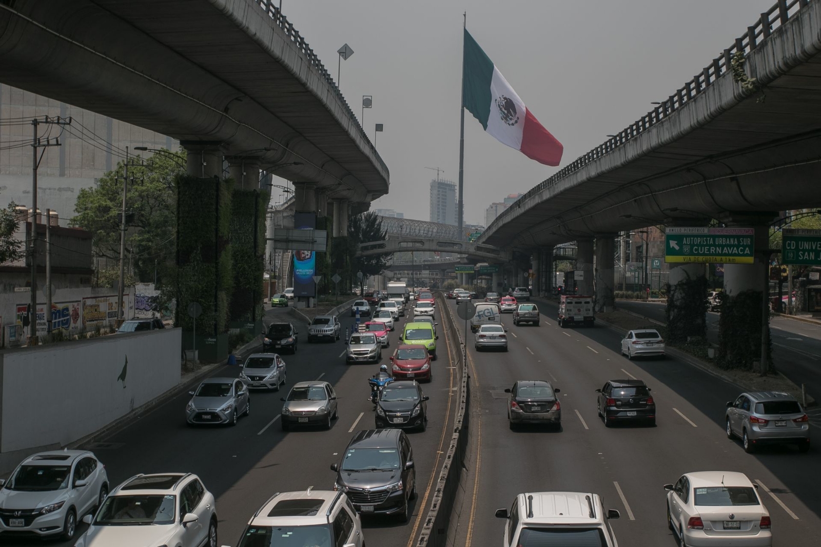 Vehículos circulan sobre Avenida Periférico, en la CDMX