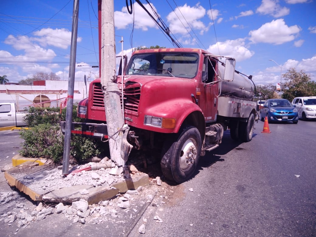 Pipa se estrella y destruye un poste en Mérida