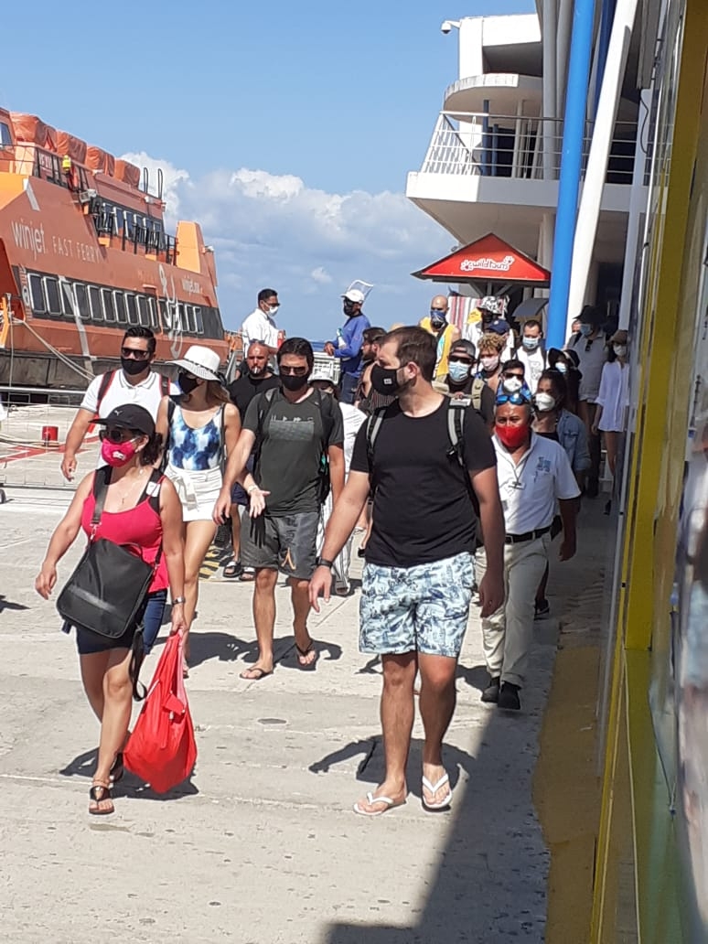 Ferrys a Cozumel transportan a más de mil pasajeros este jueves