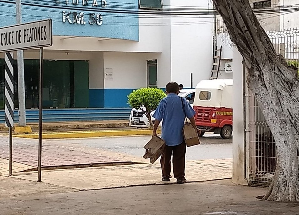 Don Jaime bolea zapatos y pide limosna para sobrevivir en José María Morelos