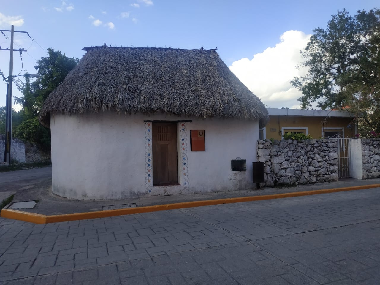 La vivienda de huano, ubicada en la Calzada de los Frailes, destaca entre tantos edificios de arquitectura española. Pertenece a Epifanía Tamay