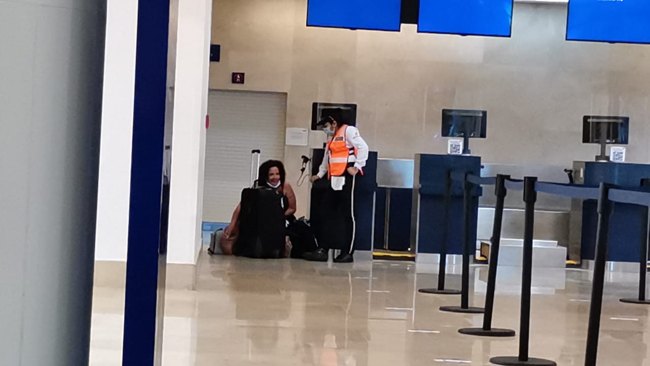 Turista norteamericana muestra extraño comportamiento en aeropuerto de Cancún