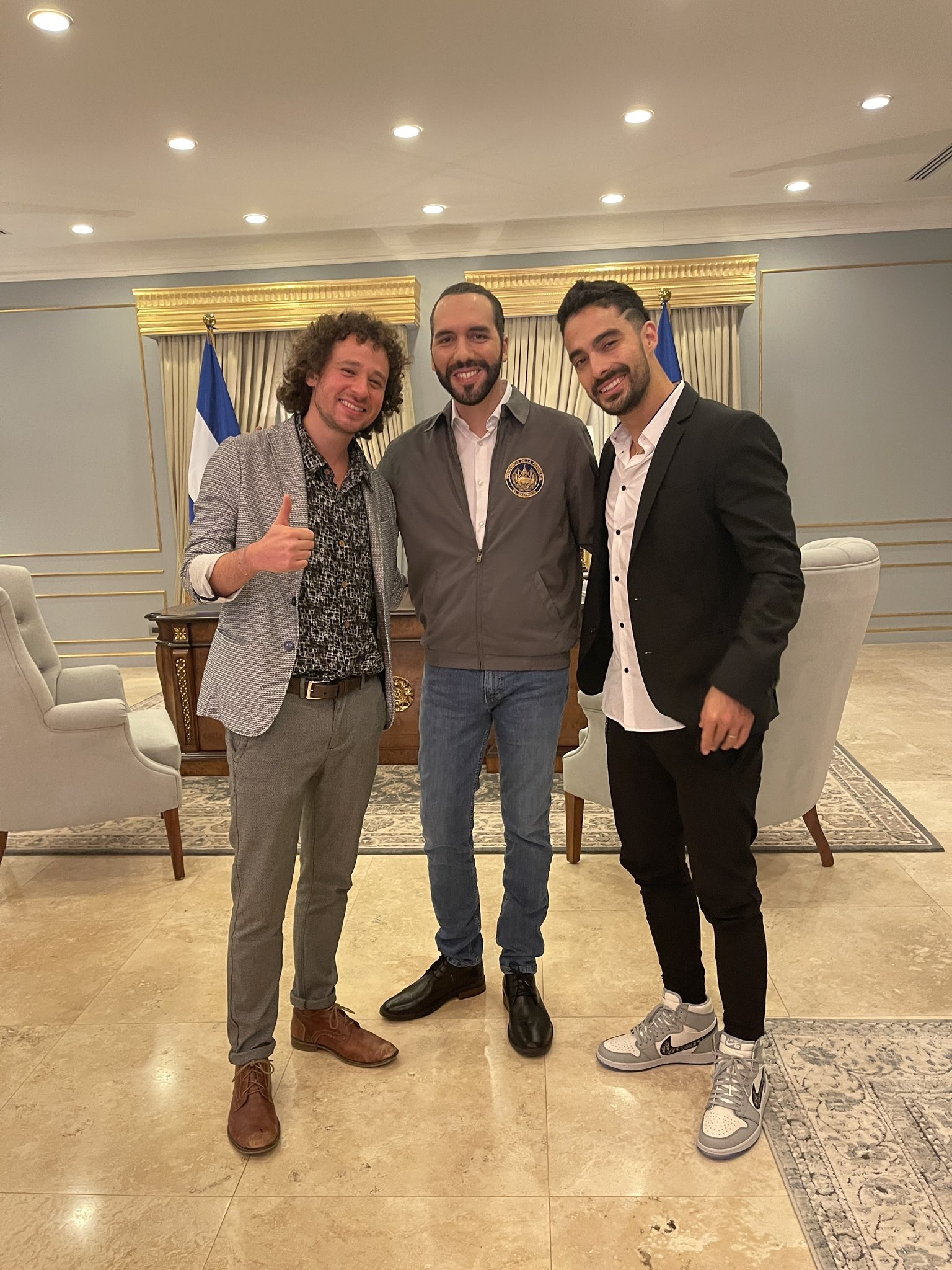 El youtuber junto al presidente de El Salvador.