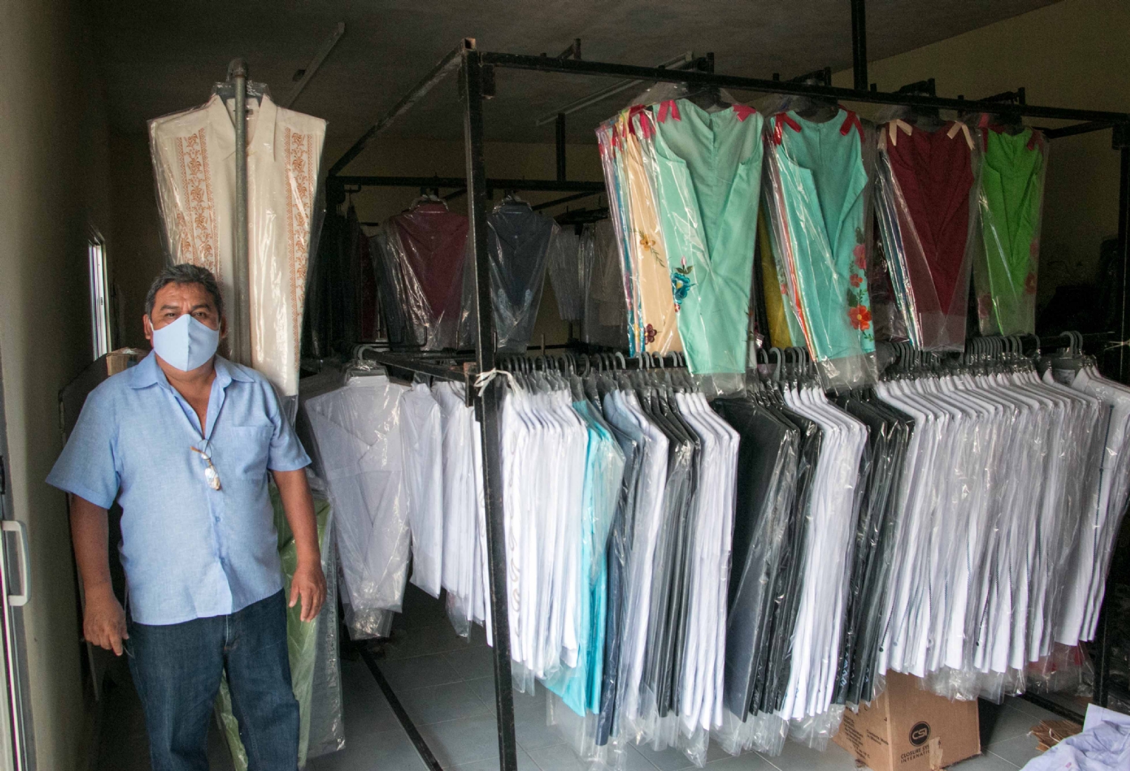 Venta de guayaberas continua en crisis en Tekit