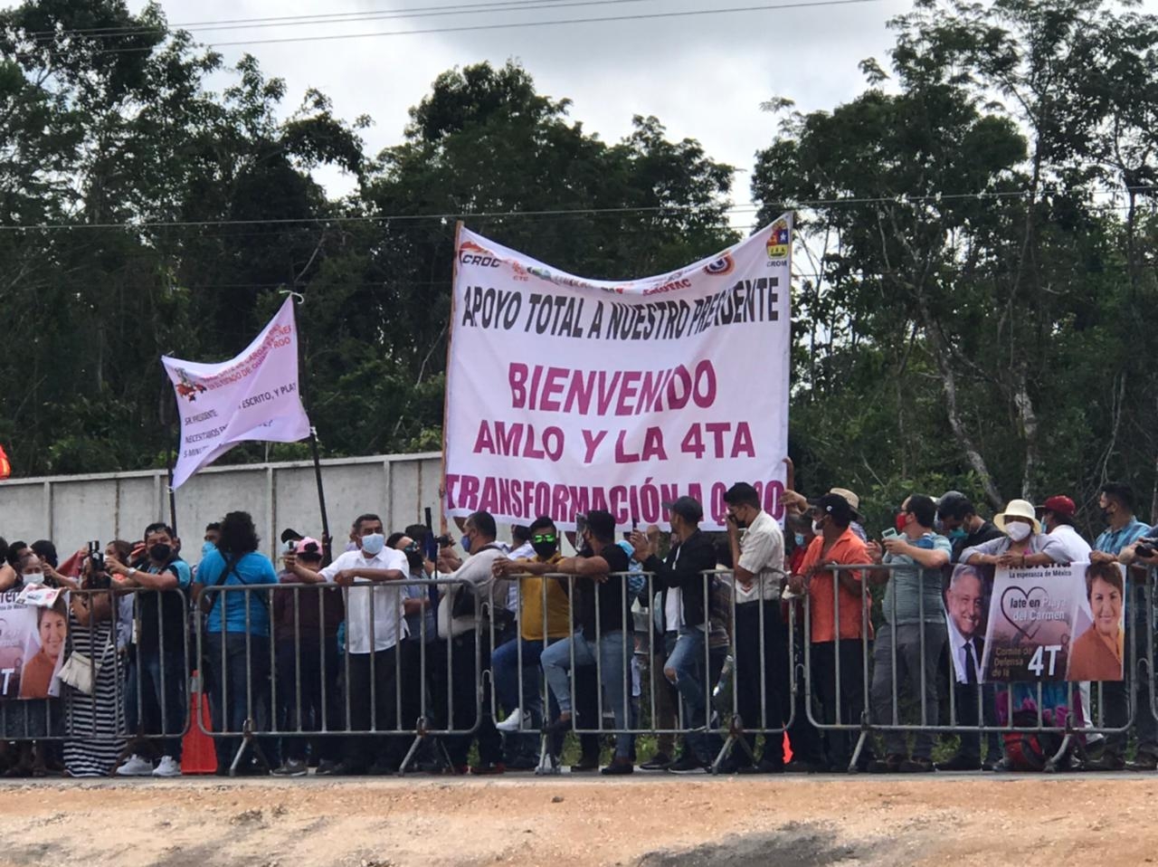 Grupo de volqueteros se manifiestan durante discurso de AMLO .