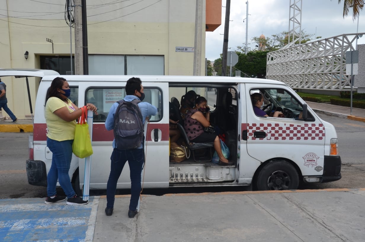 Los taxistas desean un toldo para protegerse del sol