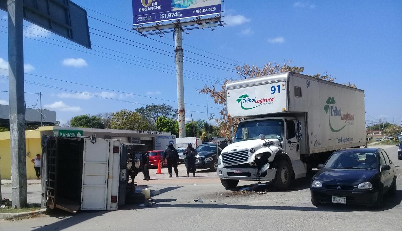 Camión provoca volcadura tras chocar con una camioneta en Kanasín