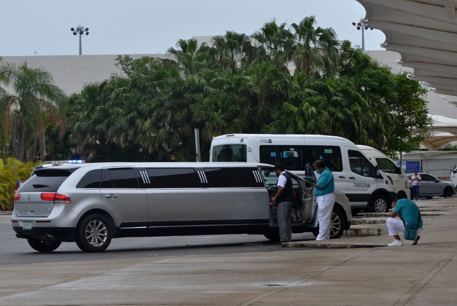 Transportistas del aeropuerto de Cancún se unen para ayudar a sus compañeros