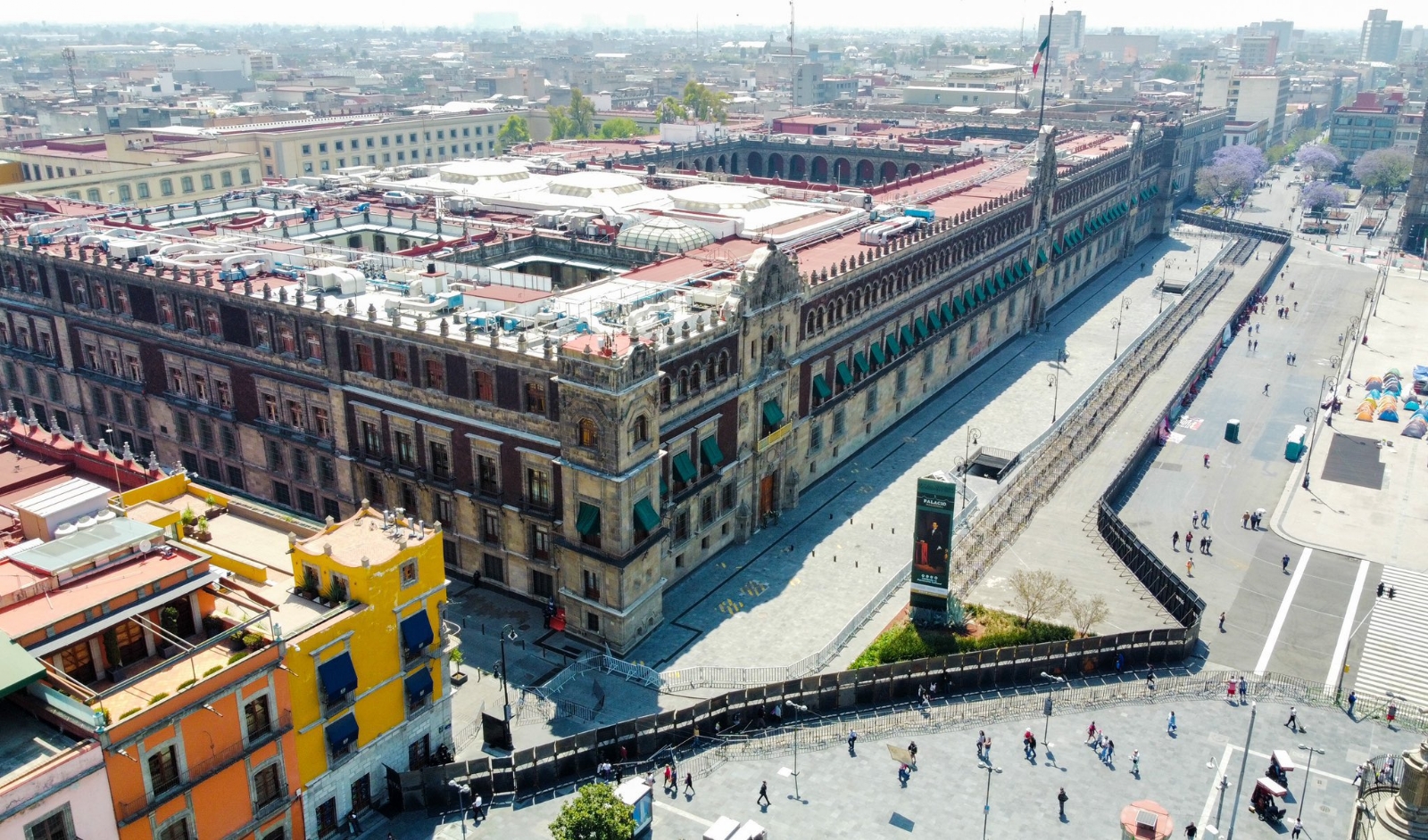 Vista aérea de Palacio Nacional rodeado por vallas