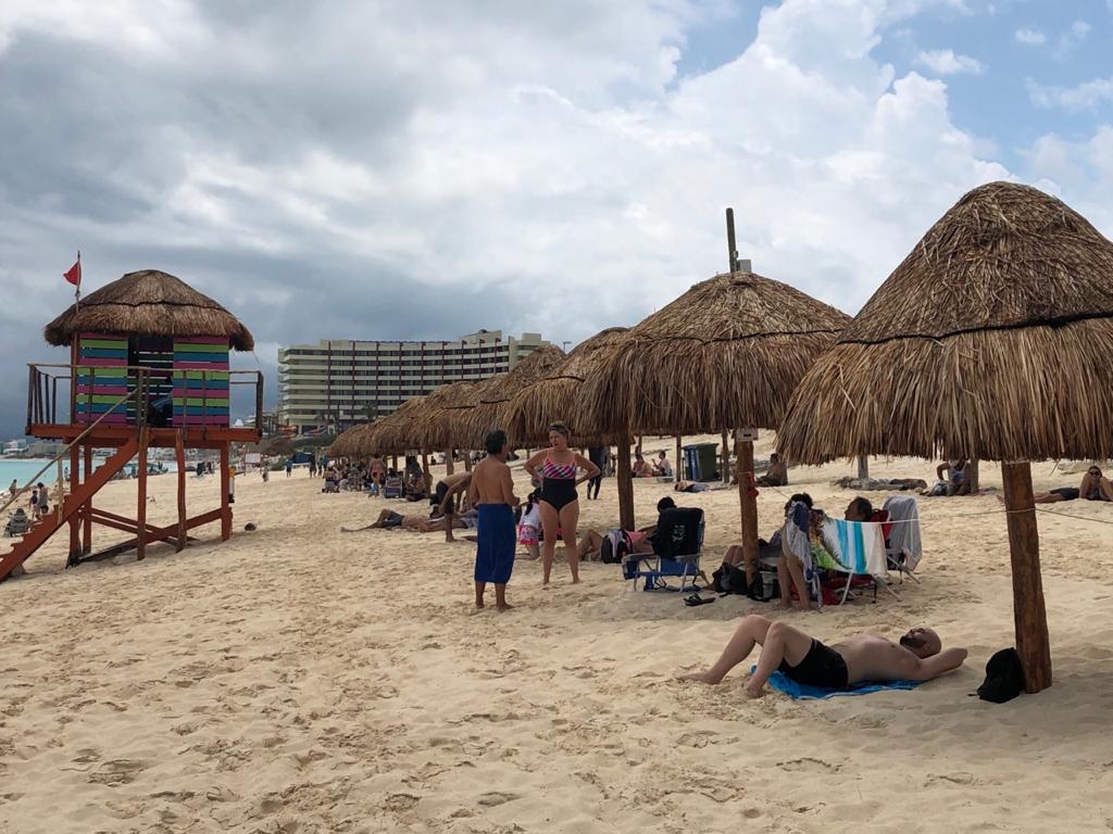 Turistas se recostaban en la arena para disfrutar las playas